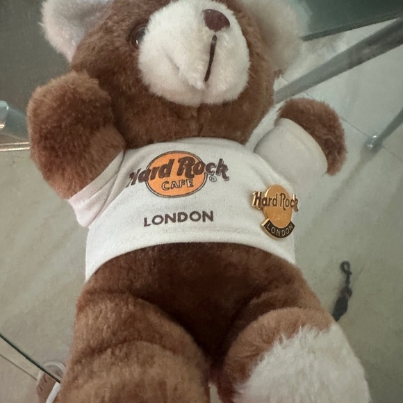Hard Rock Cafe Other - Hard Rock Cafe London Bear with classic logo pin